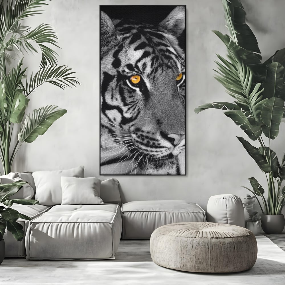 Tablou canvas cu tablou canvas cu tigru alb-negru, in rama de aluminiu negru, pe perete intr-un living